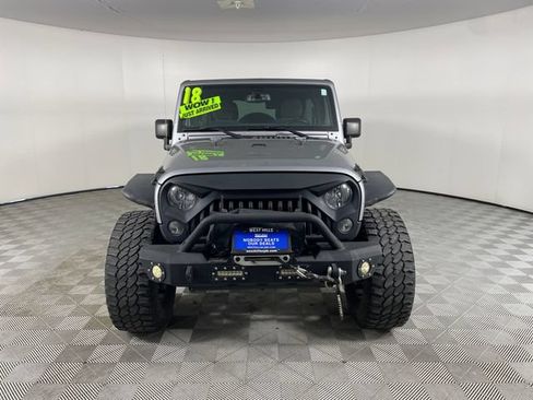 Used 2018 Jeep Wrangler Unlimited Sahara w/ Connectivity Group AWD/4WD image 18
