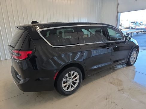 New 2026 Chrysler Pacifica Select AWD/4WD image 6