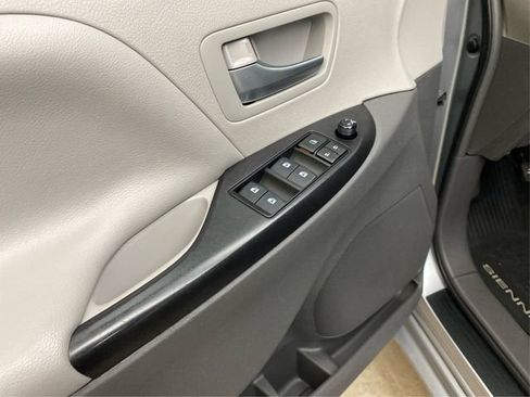 Used 2017 Toyota Sienna LE image 24