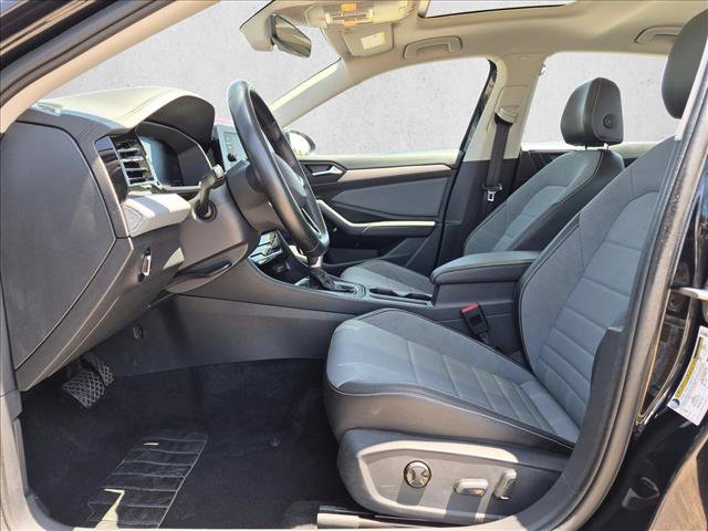 Used 2025 Volkswagen Jetta SE FWD image 17