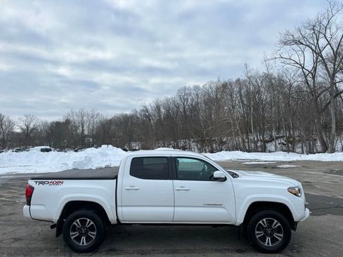Used 2019 Toyota Tacoma TRD Sport image 4