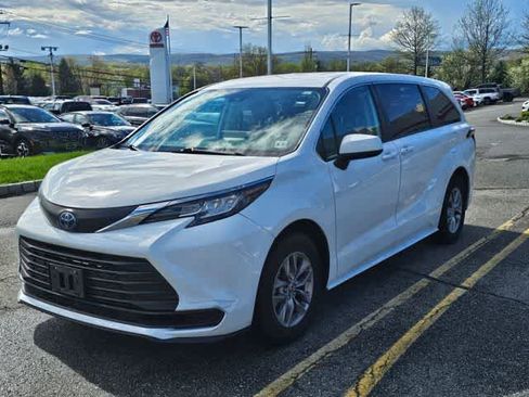 Used 2022 Toyota Sienna LE image 1