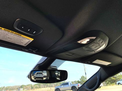 Used 2025 Chrysler Pacifica Select image 21