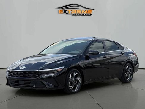 Used 2025 Hyundai Elantra SEL w/ Cargo Package FWD image 2