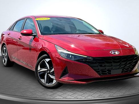 Used 2023 Hyundai Elantra SEL w/ Convenience Package FWD image 2