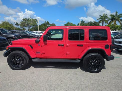 Used 2025 Jeep Wrangler Unlimited Sahara AWD/4WD image 9
