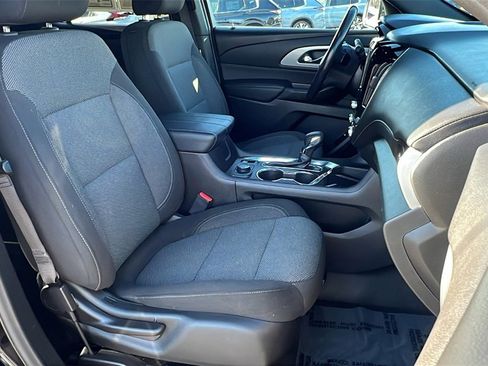 Used 2022 Chevrolet Traverse LT image 11