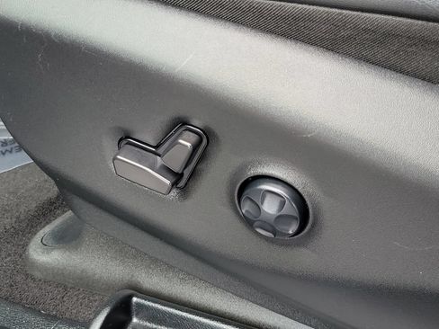 Used 2025 Chrysler Pacifica Limited FWD image 9