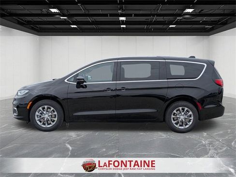 New 2026 Chrysler Pacifica Select image 2