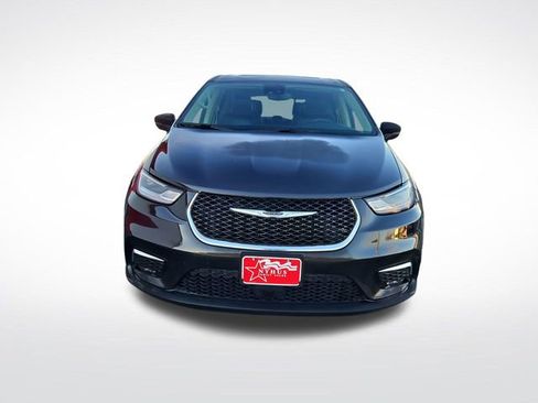 Used 2023 Chrysler Pacifica Touring-L image 4