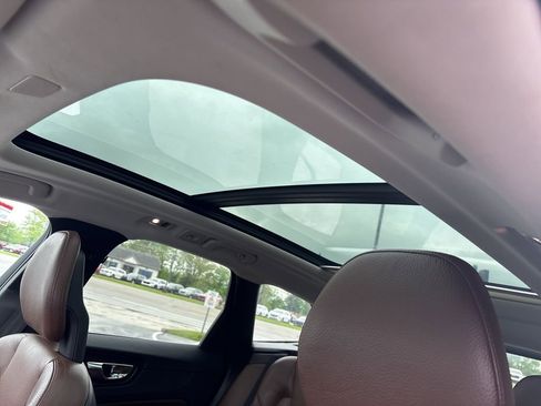 Used 2018 Volvo XC60 T5 Momentum w/ Vision Package AWD/4WD image 7