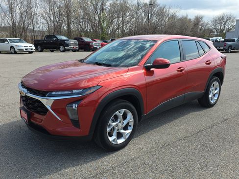 Used 2024 Chevrolet Trax LS w/ LS Convenience Package image 4