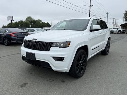 Used 2019 Jeep Grand Cherokee Altitude AWD/4WD image 3