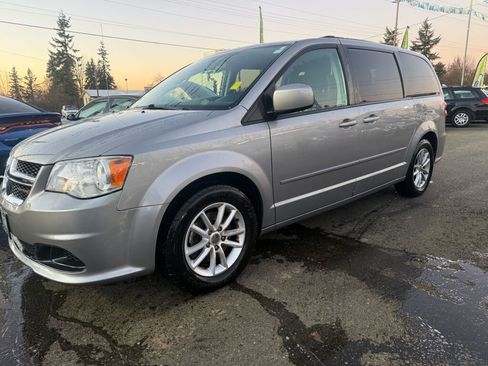 Used 2016 Dodge Grand Caravan SXT image 2