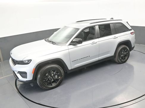 New 2025 Jeep Grand Cherokee Altitude RWD image 41