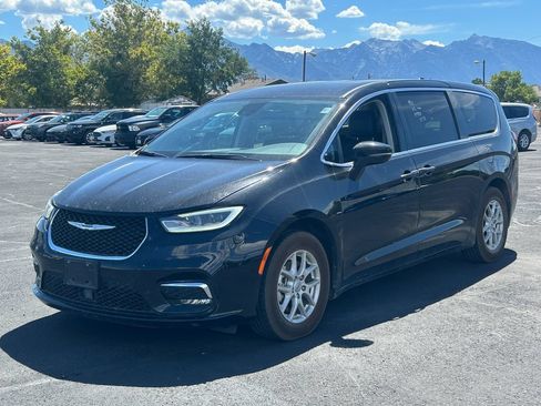 Used 2024 Chrysler Pacifica Touring-L FWD image 7