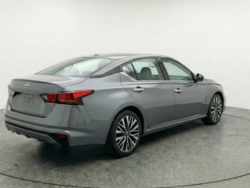 Used 2025 Nissan Altima 2.5 SV FWD image 9