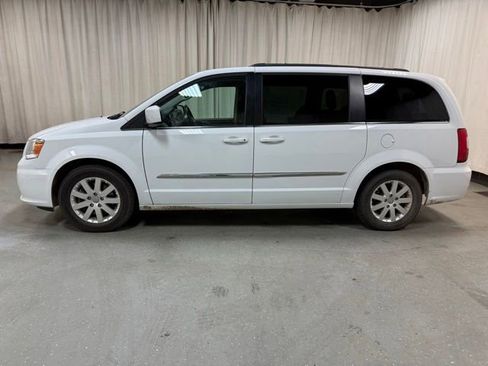 Used 2016 Chrysler Town & Country Touring FWD image 10