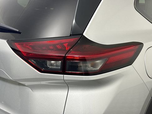 Used 2025 Nissan Rogue SV image 34