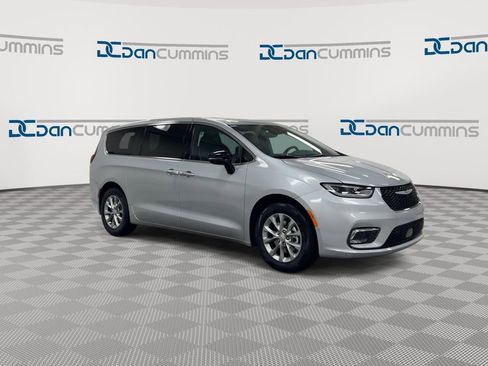 New 2026 Chrysler Pacifica Limited FWD image 2