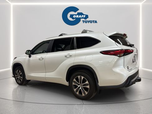 Used 2023 Toyota Highlander XLE AWD/4WD image 11