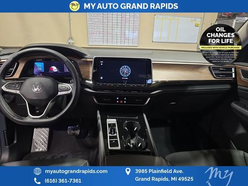 Used 2025 Volkswagen Atlas SE image 12