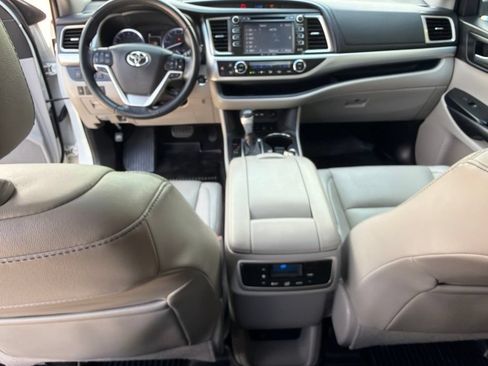Used 2019 Toyota Highlander XLE AWD/4WD image 17