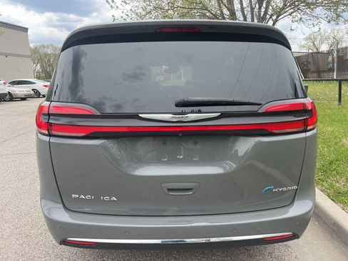 Used 2022 Chrysler Pacifica Touring-L image 6