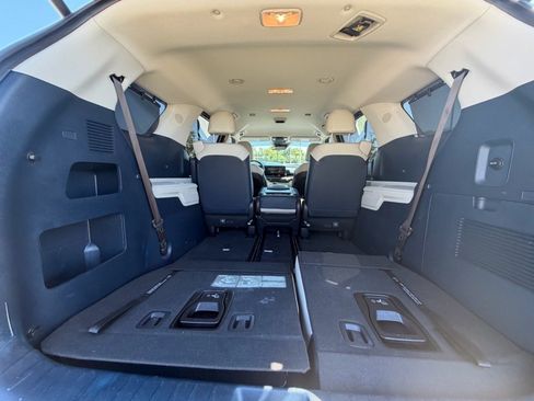 Used 2025 Kia Carnival EX FWD image 6