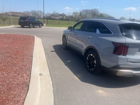 Used 2024 Kia Sorento S w/ Panoramic Sunroof Package image 5