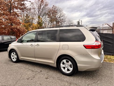 Used 2015 Toyota Sienna LE image 6