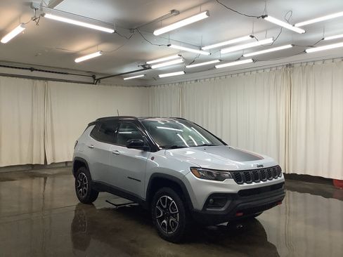 Used 2025 Jeep Compass Trailhawk AWD/4WD image 3