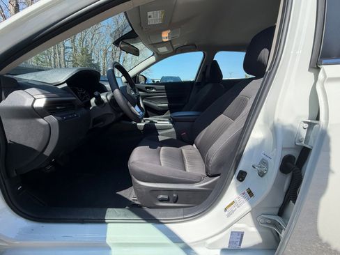 Used 2025 Nissan Altima 2.5 SV FWD image 27