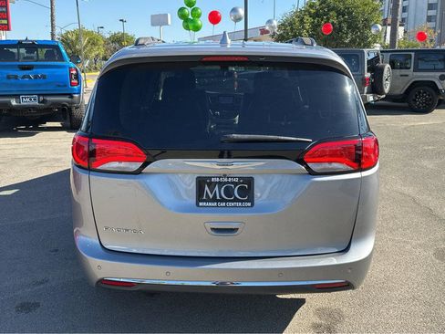 Used 2017 Chrysler Pacifica Touring-L image 12