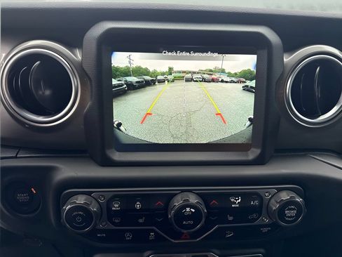 Used 2018 Jeep Wrangler Unlimited Sahara AWD/4WD image 9