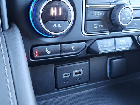 Used 2022 Chevrolet Tahoe Z71 image 12