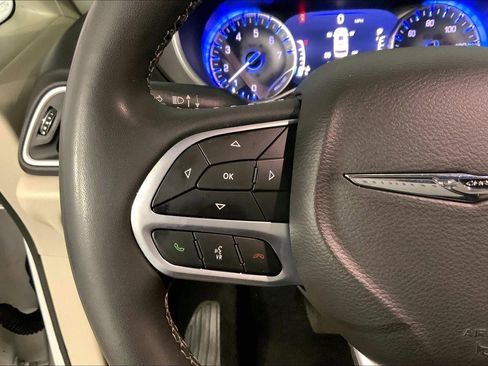 Used 2024 Chrysler Pacifica Touring-L FWD image 18