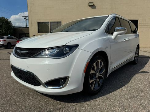 Used 2017 Chrysler Pacifica Limited w/ Advanced Safetytec Group FWD image 3