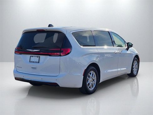 Used 2024 Chrysler Pacifica Touring-L image 5