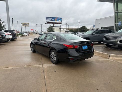 Used 2024 Nissan Altima 2.5 SV image 7