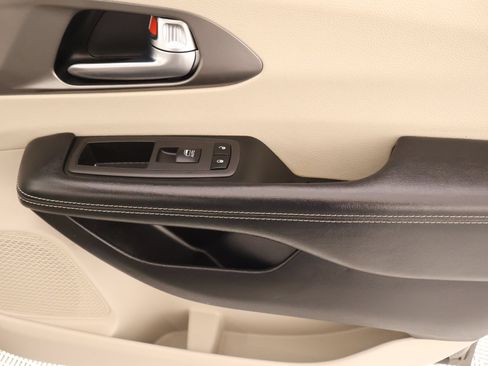 Used 2021 Chrysler Pacifica Touring-L FWD image 17