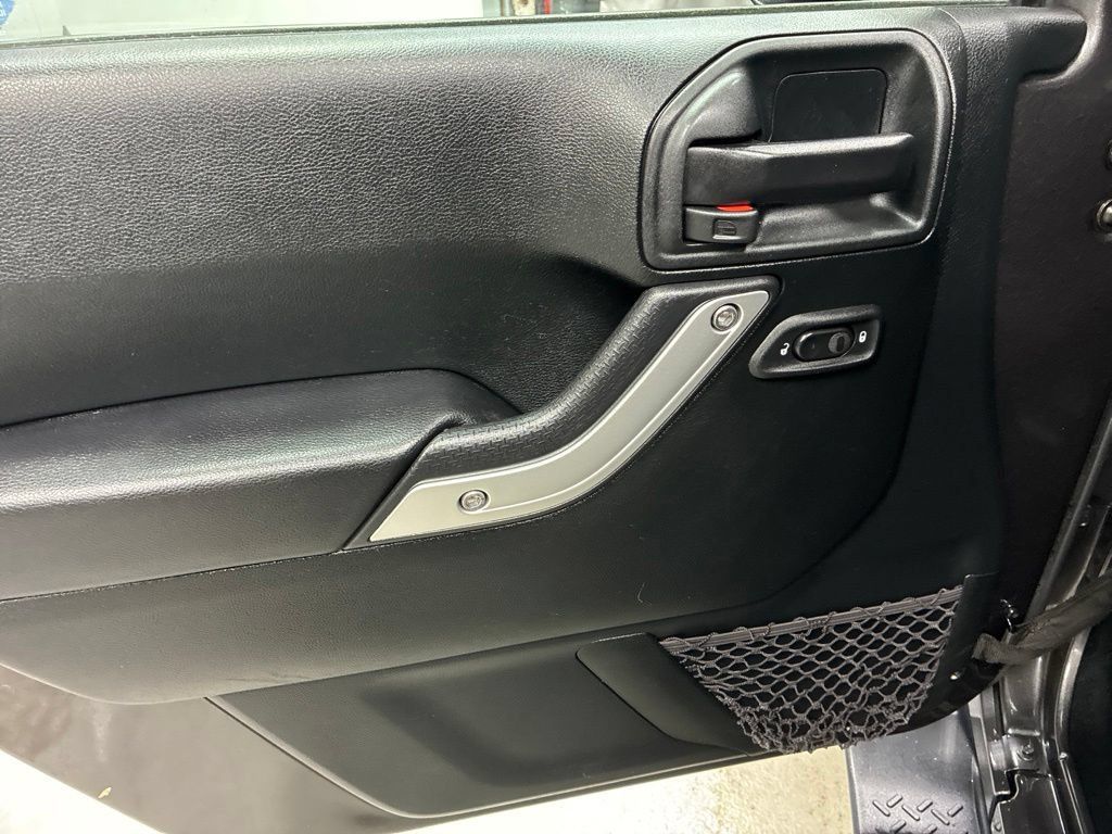 Used 2018 Jeep Wrangler Unlimited Sahara w/ Connectivity Group AWD/4WD image 14