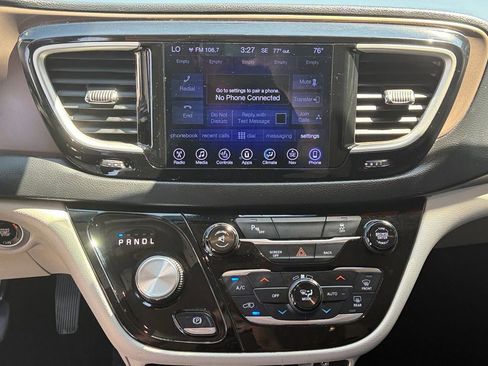 Used 2017 Chrysler Pacifica Touring-L FWD image 14