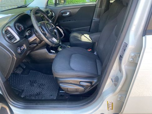 Used 2016 Jeep Renegade Latitude w/ Cold Weather Group FWD image 9