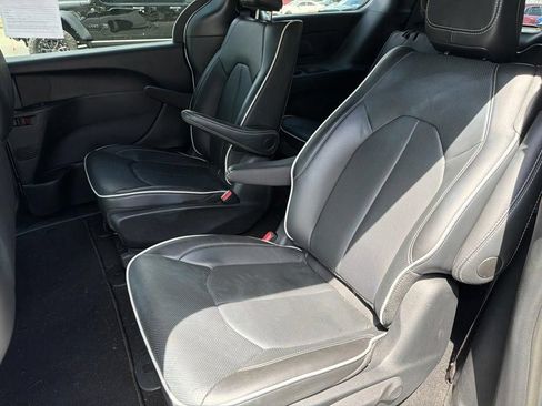 Used 2024 Chrysler Pacifica Premium FWD image 9