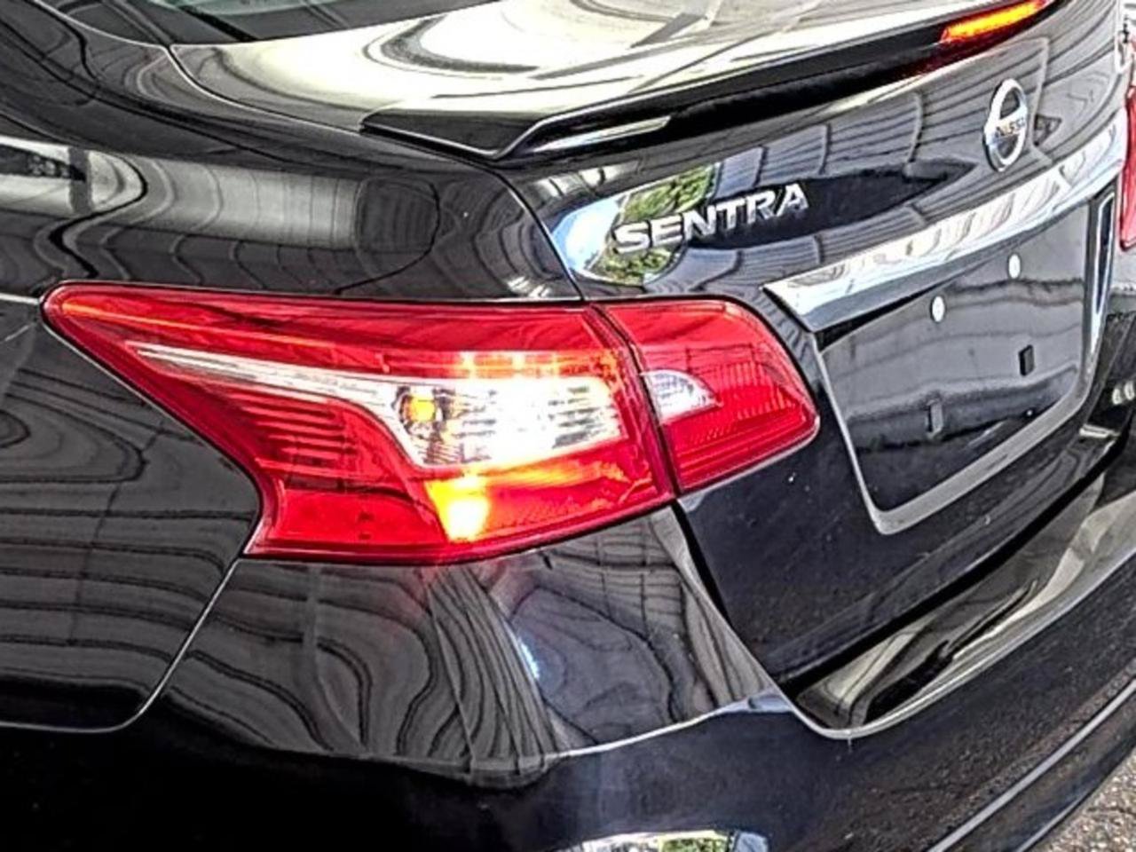 Used 2019 Nissan Sentra SR w/ Premium Package (SR) FWD image 10