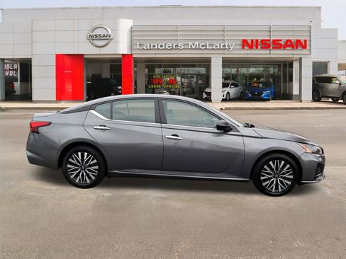 Used 2024 Nissan Altima 2.5 SV image 2