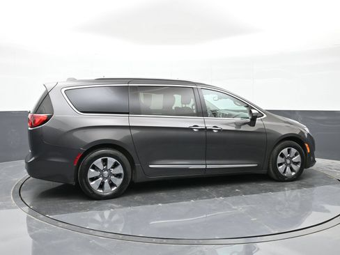 Used 2018 Chrysler Pacifica Limited w/ Advanced Safetytec Group FWD image 5