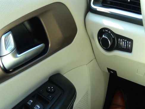 Used 2023 Chrysler Voyager LX image 22