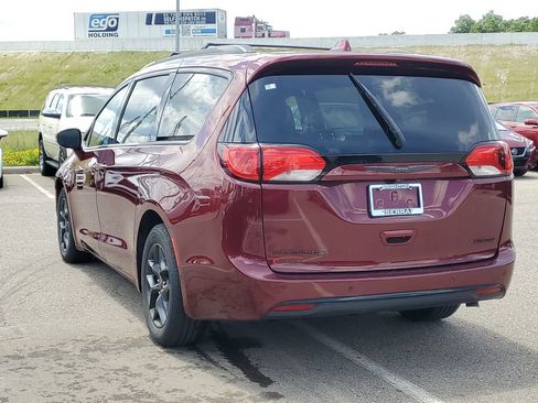 Used 2019 Chrysler Pacifica Limited w/ S Appearance Package FWD image 2